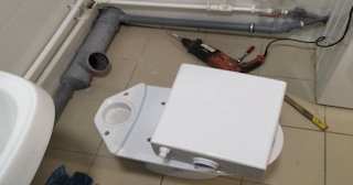 Установка напольного унитаза в Каспийске: монтаж под ключ от СантехДомКсп от 5167 рублей.